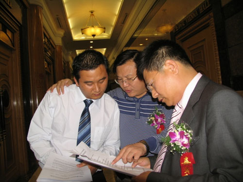 董事長(cháng)王五星與《陶瓷信息》報社社長(cháng)歐陽(yáng)天生、總編輯毛國中在一起