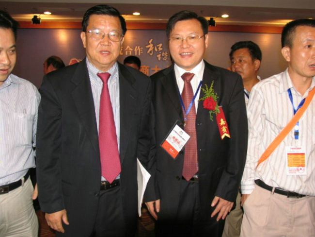 天欣科技董事長(cháng)王五星與入世談判專(zhuān)家、博鰲論壇秘書(shū)長(cháng)龍永圖合影